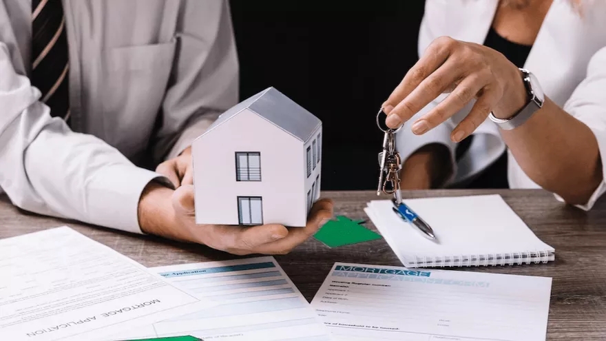 یک مشاور املاک چه خدماتی را انجام میدهد؟
