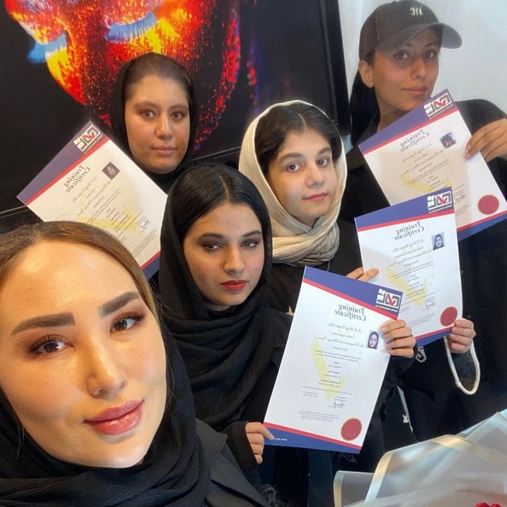 آموزشگاه کاشت ناخن پارمیس