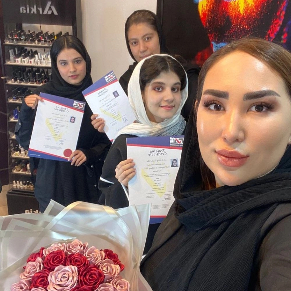 آموزشگاه کاشت ناخن پارمیس