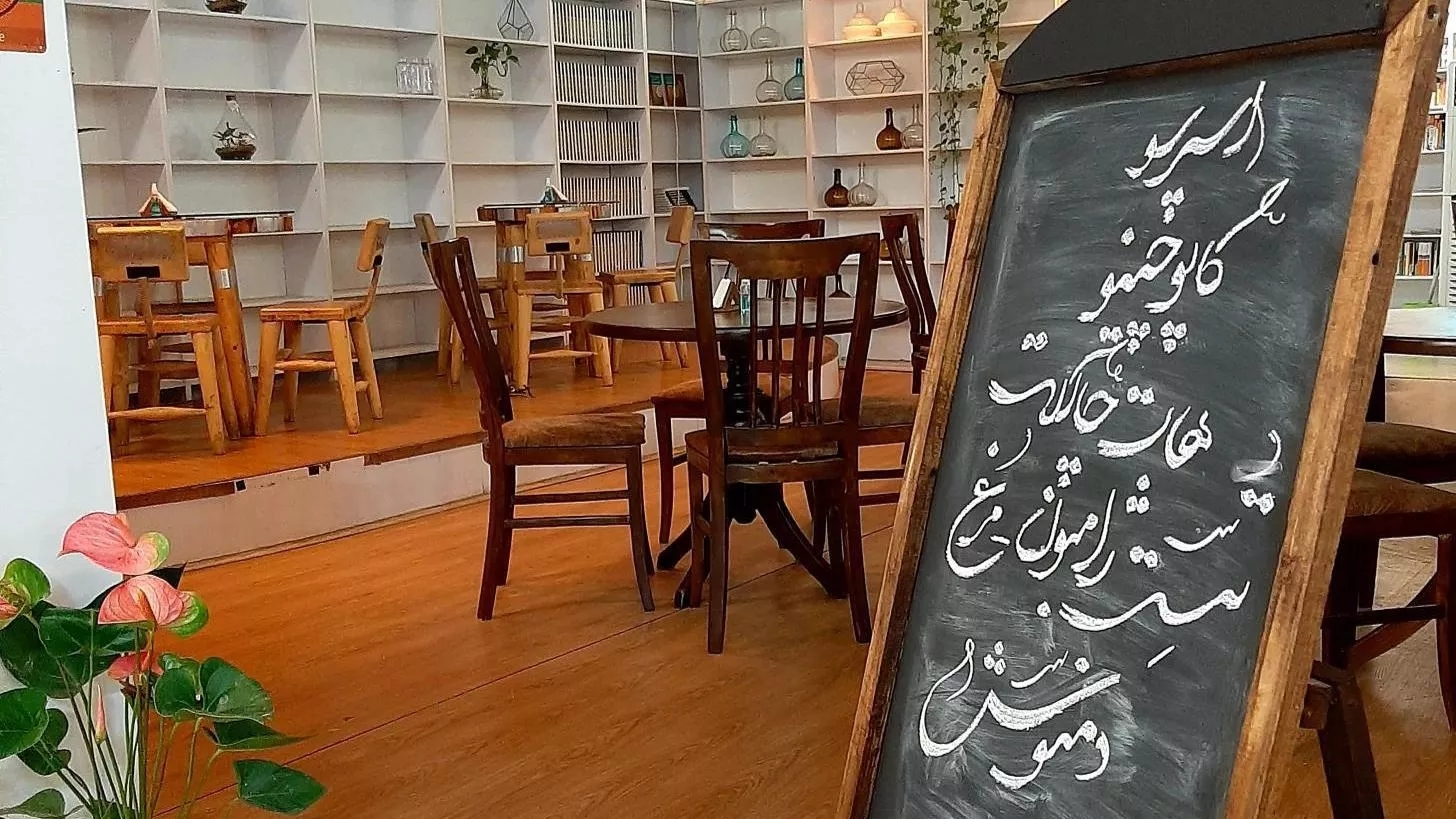 کافه کتاب شاملو در صومعه سرا