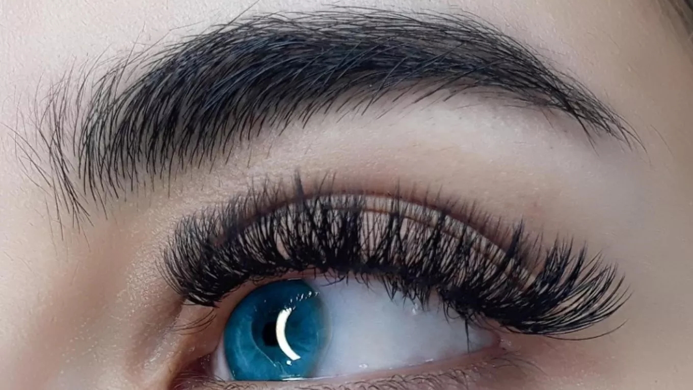 کاشت تخصصی مژه سارا احمد زاده در رشت