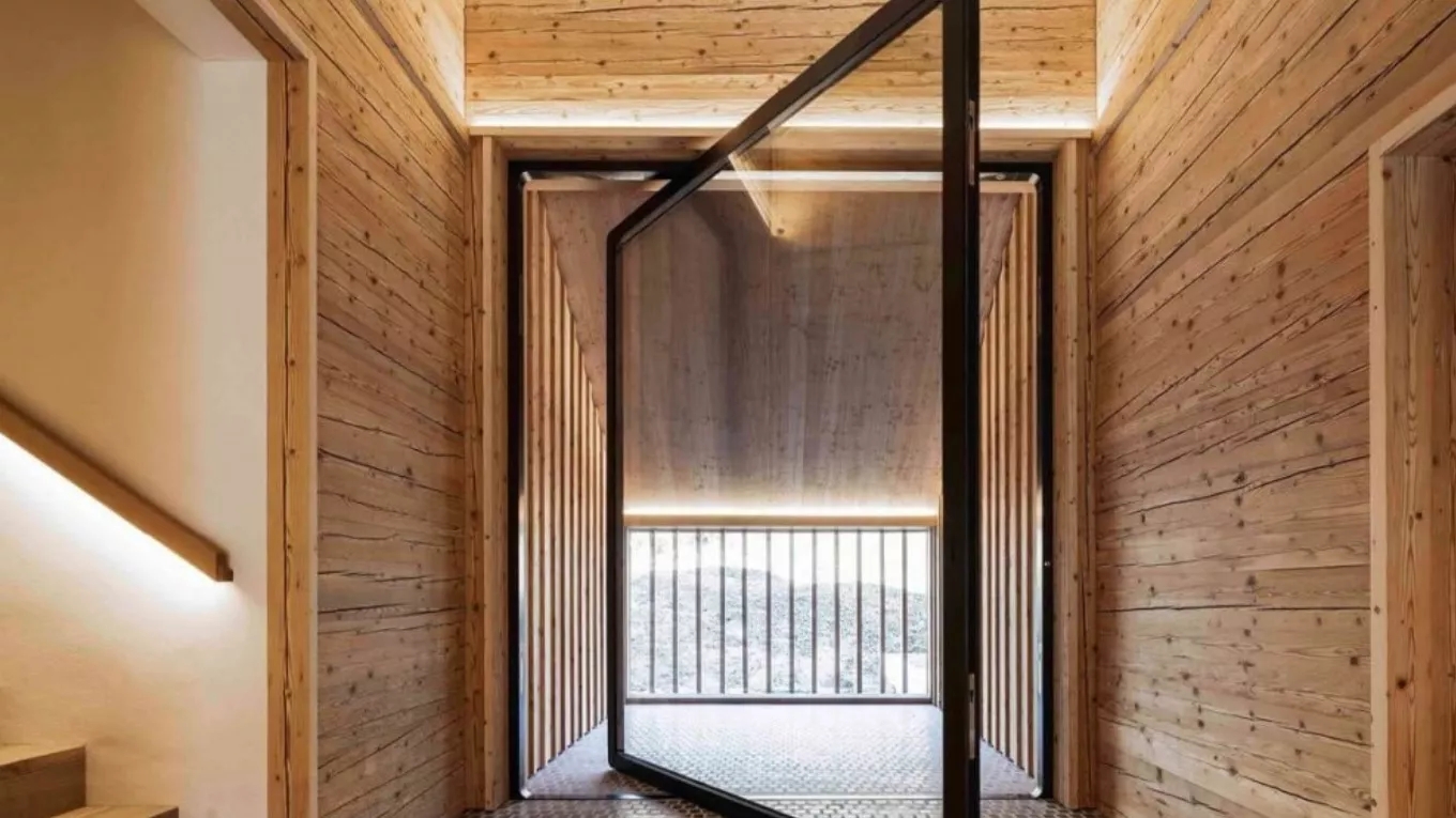 درب محوری یا پیوت (Pivot Door)