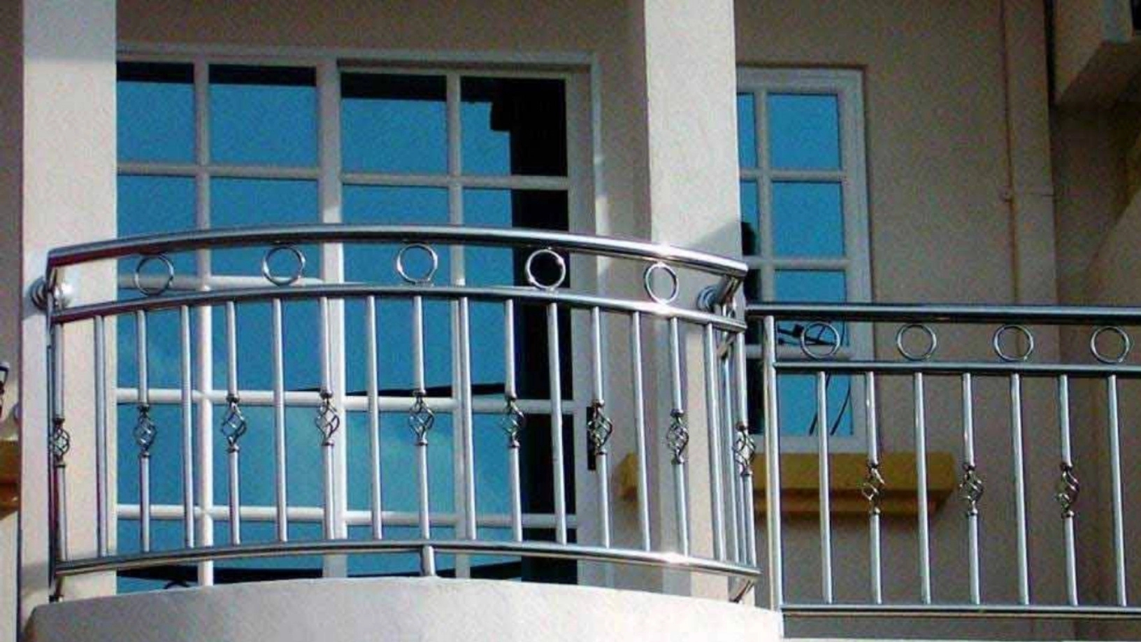 از مزایای نرده و تجهیزات استیل
