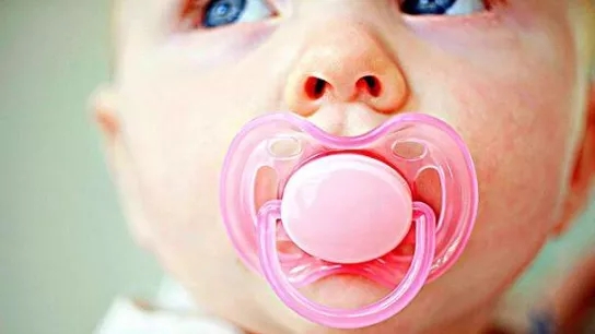 آیا استفاده از پستانک برای کودک مفید است یا مضر