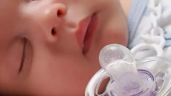 آیا استفاده از پستانک برای کودک مفید است یا مضر