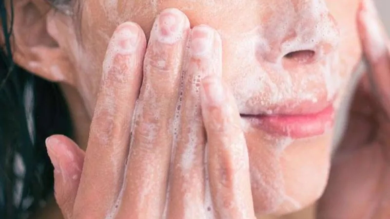 پاکسازی صورت چیست؟ | با فواید پاکسازی پوست آشنا شوید