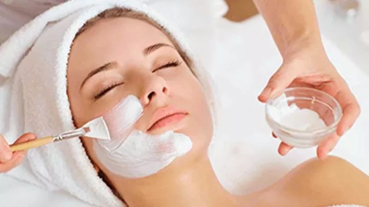 پاکسازی صورت چیست؟ | با فواید پاکسازی پوست آشنا شوید