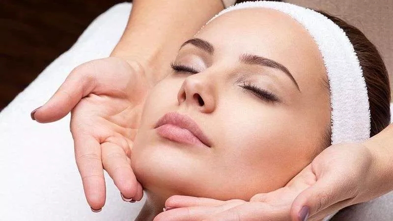 پاکسازی صورت چیست؟ | با فواید پاکسازی پوست آشنا شوید