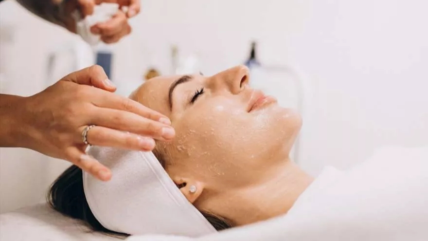 بهترین روش های پاکسازی پوست صورت به همراه مراحل و تفاوت آن ها