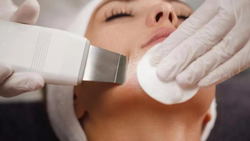 بهترین روش های پاکسازی پوست صورت به همراه مراحل و تفاوت آن ها