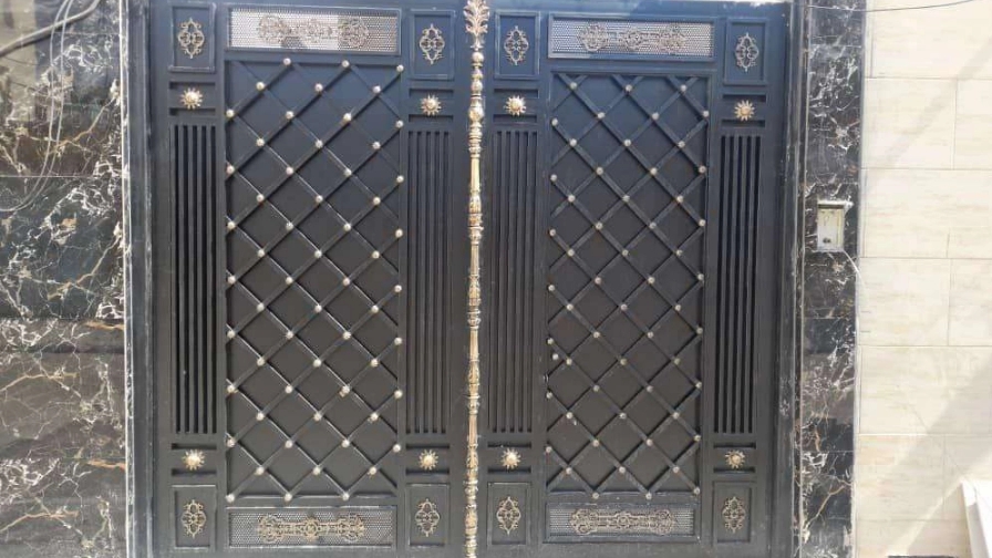 درب حیاط آهنی و فلزی