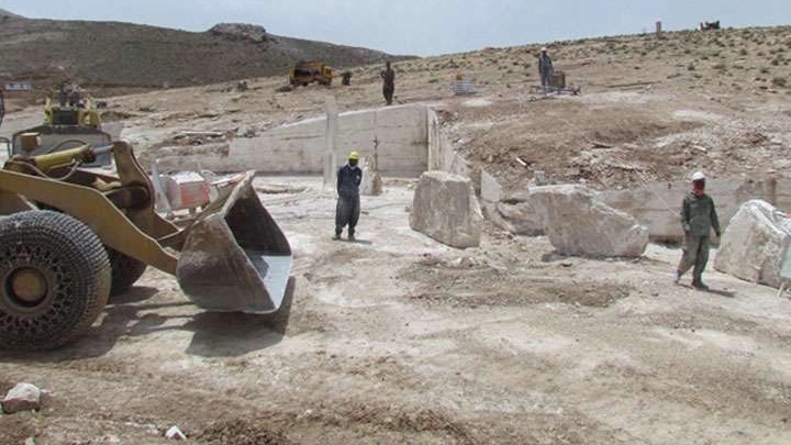 استخراج سنگ مرمر کرم رنگ معدن کرم آباده نعمت اللهی در فارس