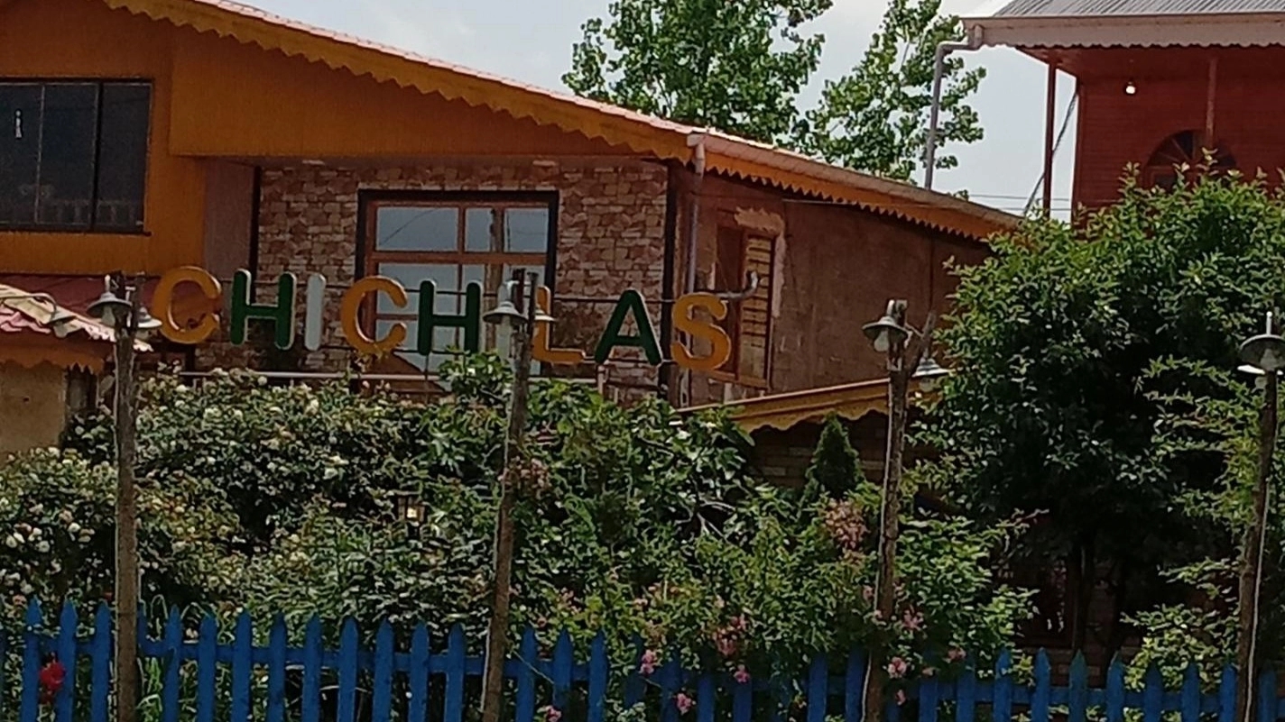 رستوران محلی چیچیلاس در صومعه سرا