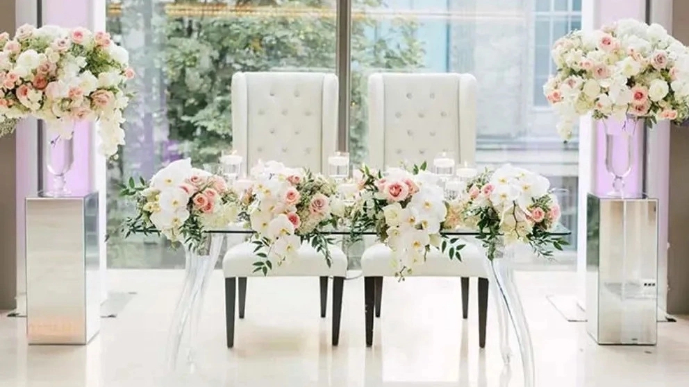 از چه وسیله های برای تزیین جایگاه عروس و داماد استفاده می شود؟