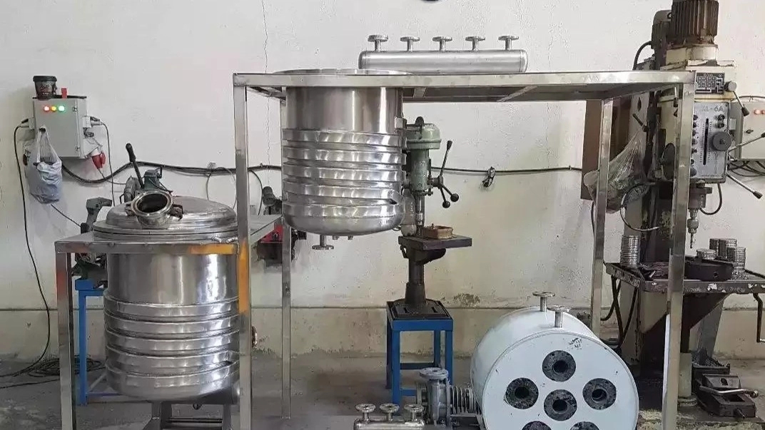 طراحی ساخت راکتور رزین برج بلند پایلوت آزمایشگاهی گستر بیات در تهران