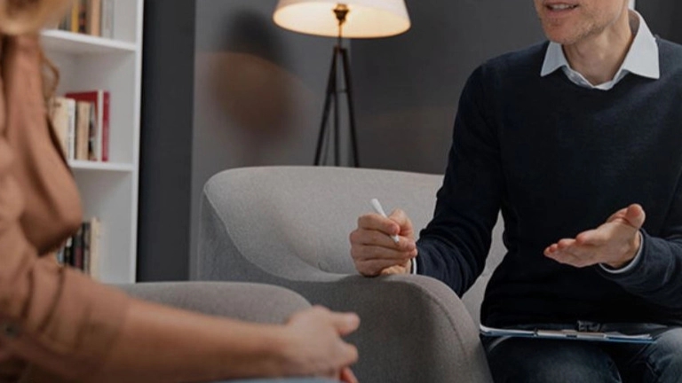 روان درمانی چیست؟ روان درمانگر کیست؟ هرآنچه باید درباره آن بدانید