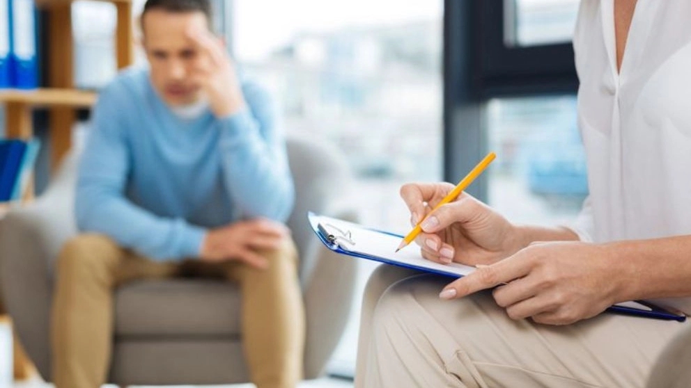 روان درمانی چیست؟ روان درمانگر کیست؟ هرآنچه باید درباره آن بدانید