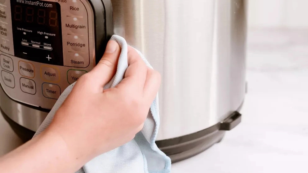 نحوه تمیز کردن لوازم برقی استیل و نقره ای