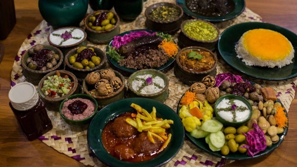 رستوران درباری ، سرو انواع غذاهای ایرانی و فرنگی در نوشهر