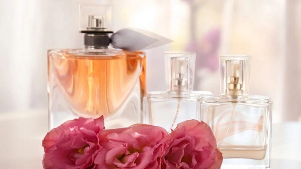 فروش و پخش کلیه عطریات و انواع جعبه کادویی و بگ اهورا در اراک