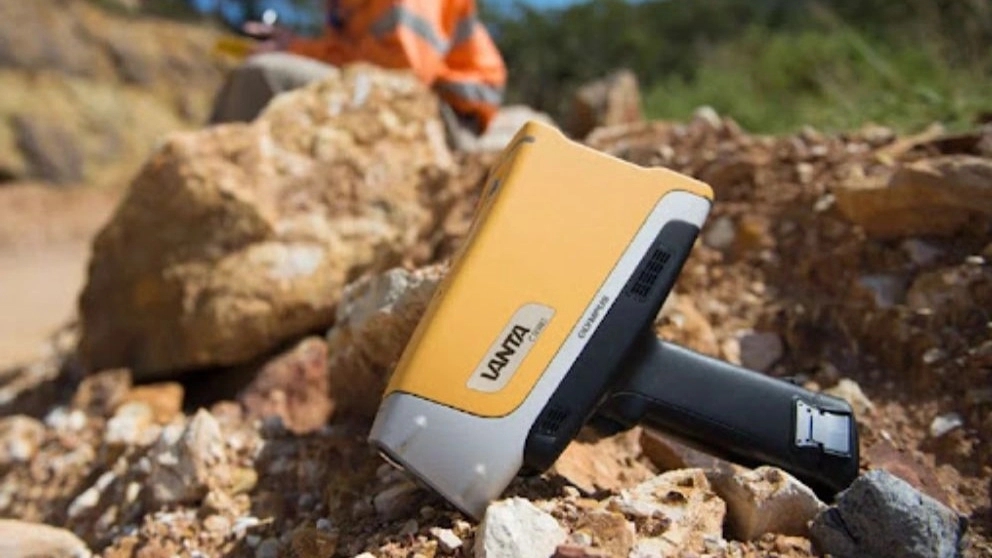 قالکاری زرین صنعت، تست خاک معدنی با دستگاه XRF در کرج