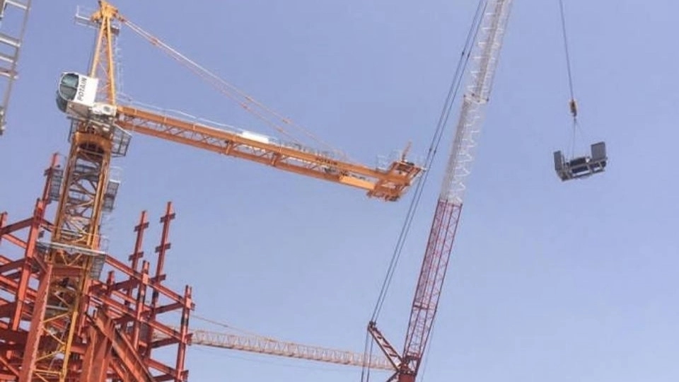 فروش ونصب تاورکرینmc46 25tonونصب روی بیمارستان تات جنب ایرانمال