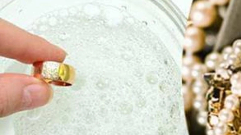 از چه موادی برای تمیز کردن طلا استفاده نکنیم؟