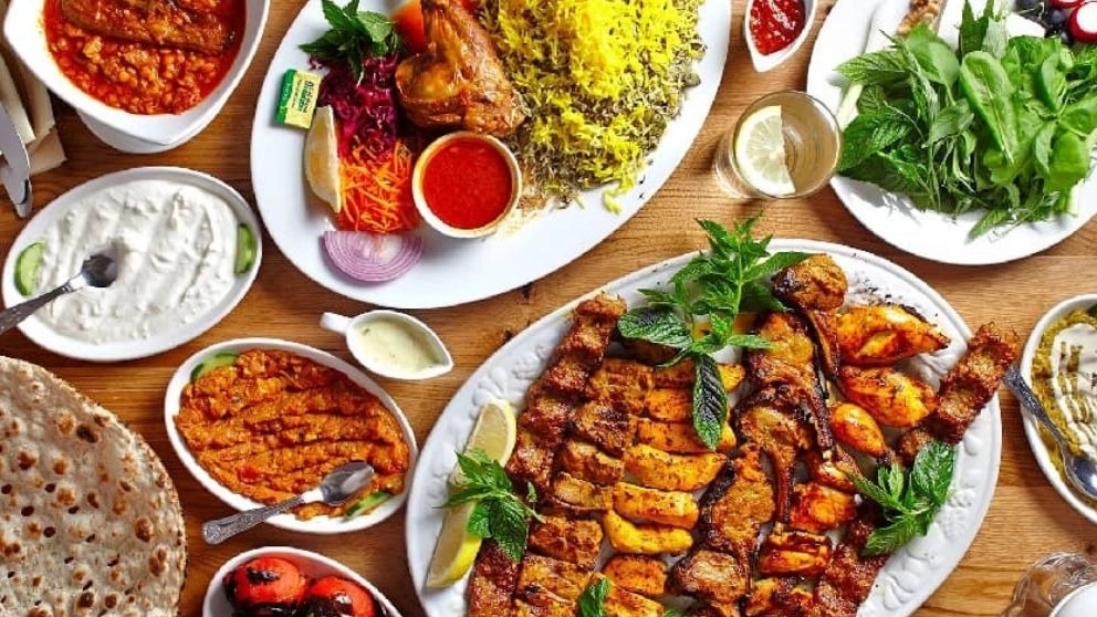 رستوران آشپزخانه شهر سبز، غذاهای ایرانی محلی بیرون بر میرزایی در رضوانشهر