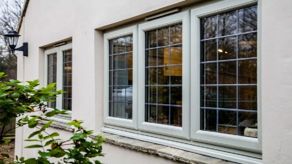 تعویض بازسازی آببندی و ریگلاژ درب و پنجره upvc در رشت