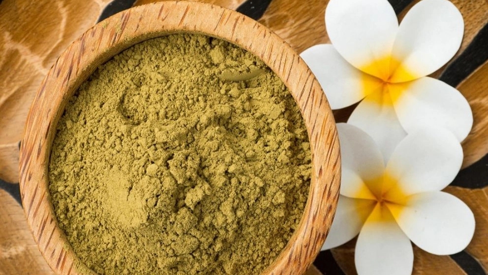 طرز تهیه ماسک خانگی بی‌نظیر با حنا برای رشد مو
