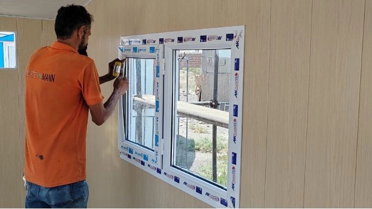 تعویض پنجره های کانکس سیار شهرداری با پنجره های upvc