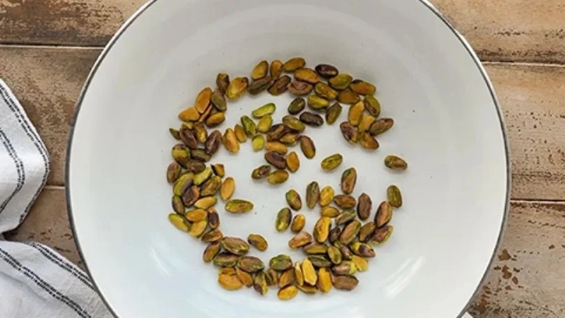 طرز بو دادن پسته خام