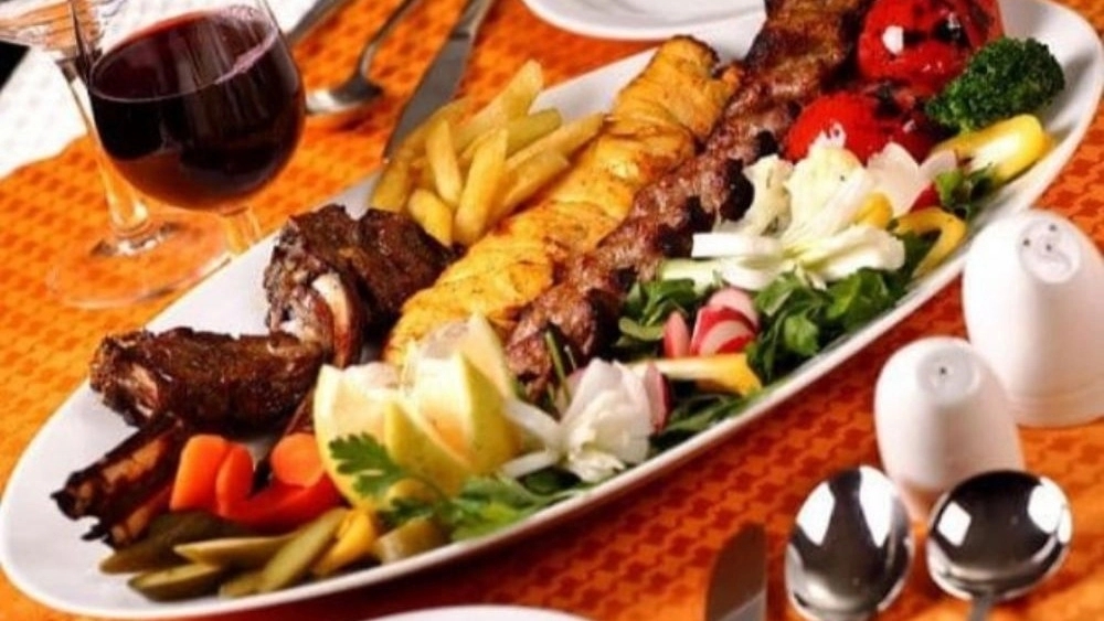 تهیه غذا در رستوران مطبخ یزد