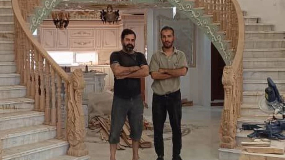 دکوراسیون محمدی نسب، رنگ کاری و نجاری پله گرد و معلق در بهارستان