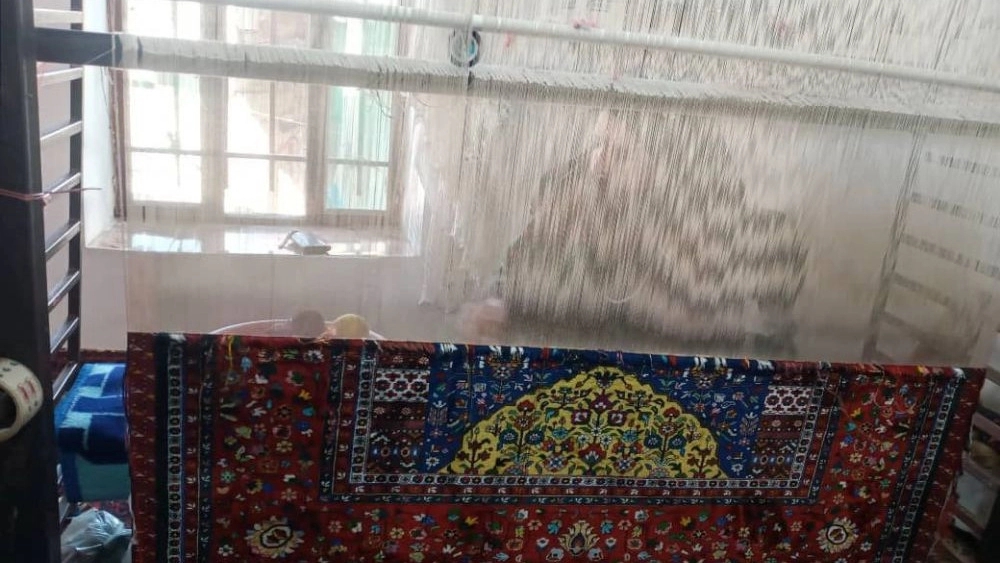 بافت قالیچه ابریشمی دورو توسط بانوی هنرمند ترکمن