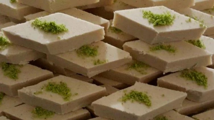 طعم و کیفیت بی‌نظیر حلواهای کارگاه حلوا نیک در همدان