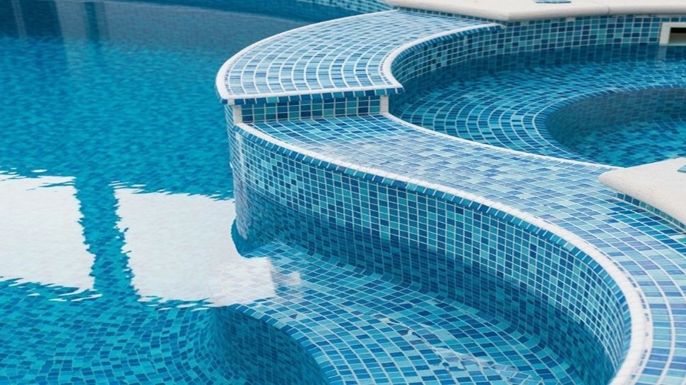 اجرای کاشی‌کاری استخر و جکوزی در اردبیل