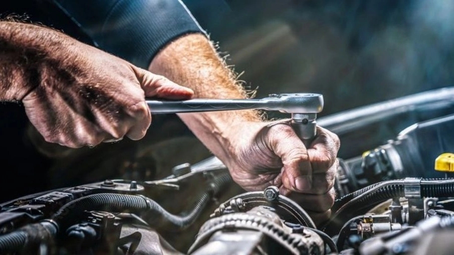 سرویس و تعمیر موتور دیزل کوماتسو و هیوندای در تعمیرگاه تخصصی دیزل موتور حمزه نژاد