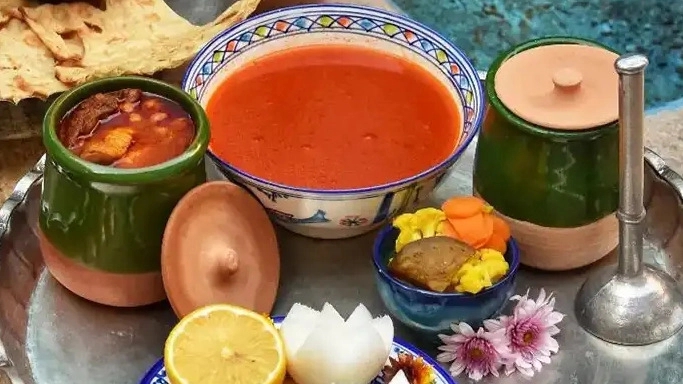 دیزی با طعم سنتی در کافه منقل۱۶ اصفهان