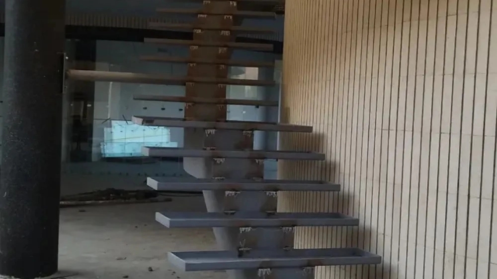 گروه صنعتی بشارت پله، ساخت و نصب پله اکسپوز در اصفهان