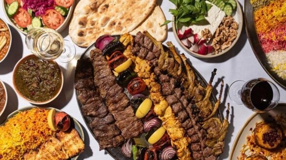 رستوران نارنجی، ارائه انواع غذاهای ایرانی و فست فود در جاده انزلی
