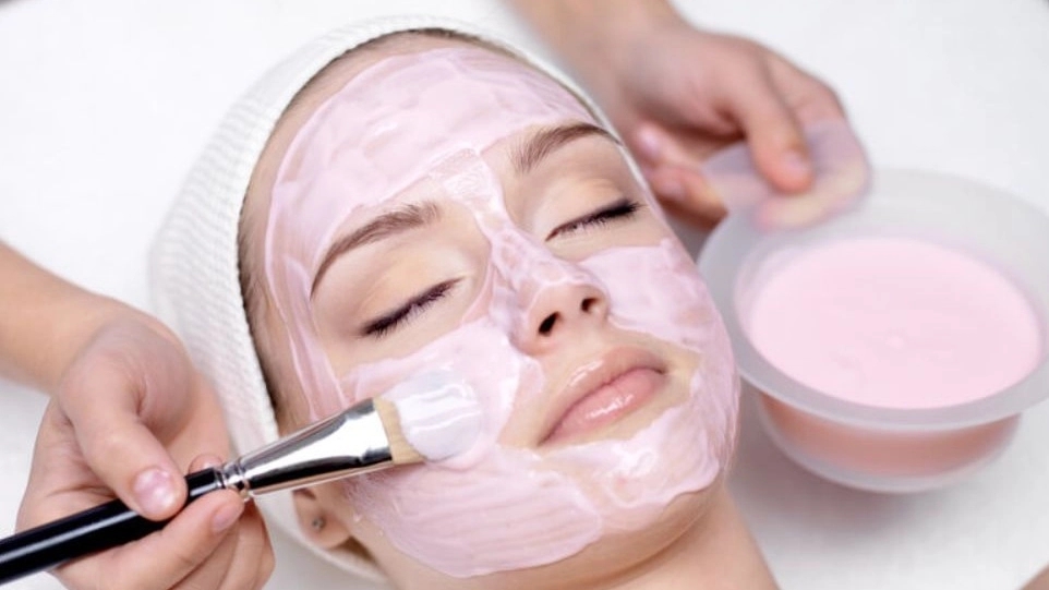 خدمات پوستی فاطیما عباسی، ارائه خدمات درمانی جای جوش آکنه و اسکار در رشت