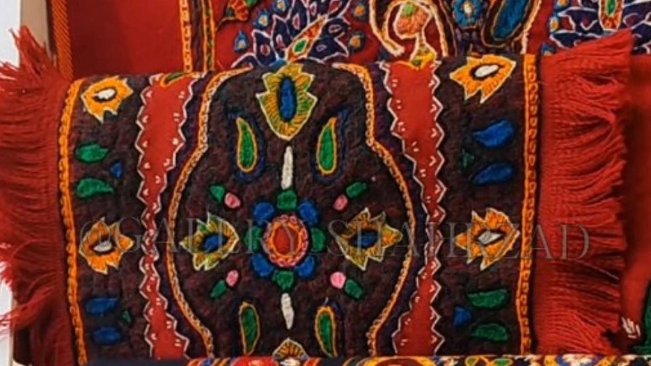 سفارش سوزن‌ دوزی کرمانی و معرق‌ کاری در گالری شهرزاد بیرجند