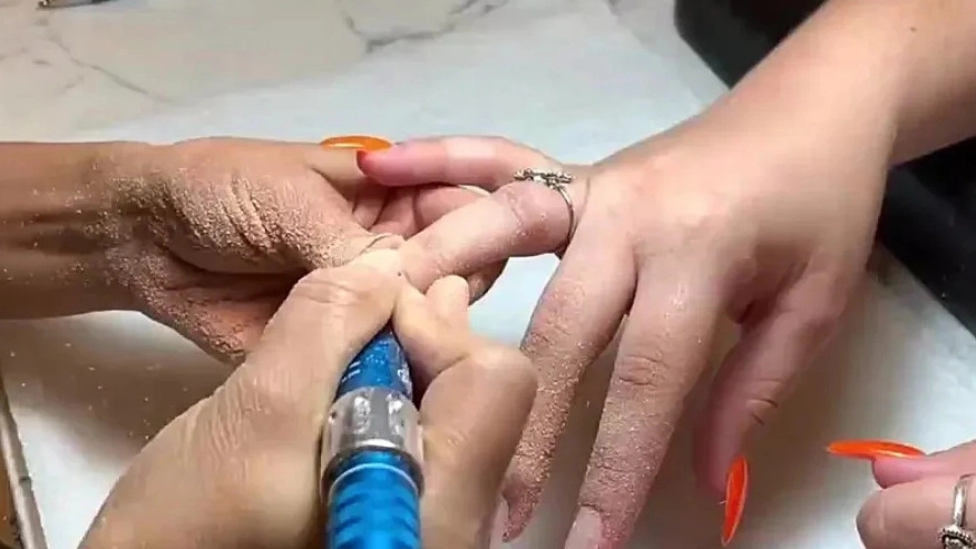 خدمات تخصصی ناخن و مژه در سالن زیبایی قاسم زاده
