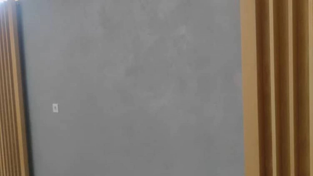 میکروسمنت دیوار در تهران : اجرای حرفه‌ای و مقاوم توسط دکامو سمنت