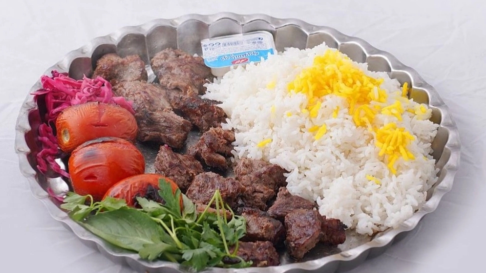 سرو کباب و غذای محلی گیلان در رستوران باقری رشت
