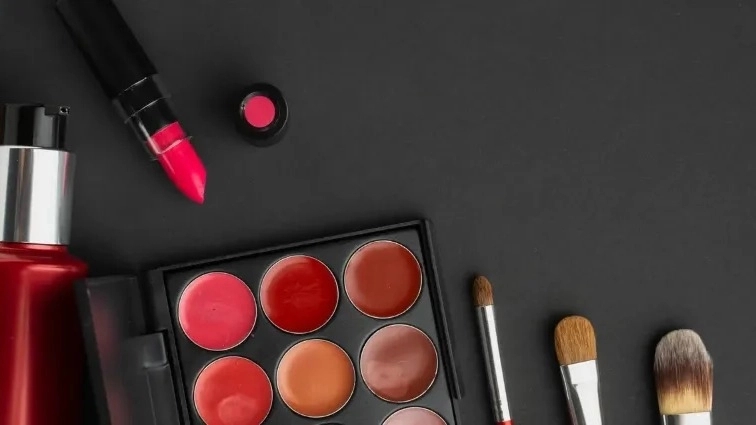 سالن زیبایی سحر عباسی، خدمات شینیون میکاپ و کاشت ناخن در فومن