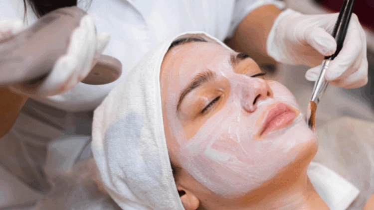 فیشیال حرفه‌ای با پاکسازی پوست زارع
