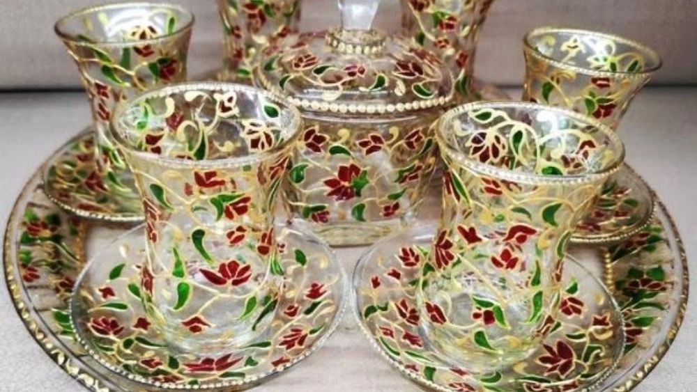هنر ویترای علیخانی، طراحی سنتی روی سفال شیشه چوب در تهران