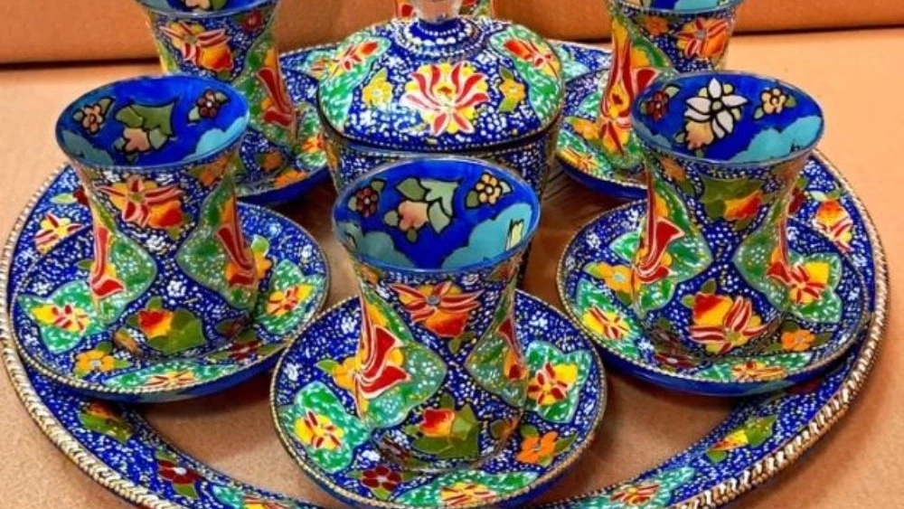هنر ویترای علیخانی طراحی سنتی روی سفال، شیشه و چوب